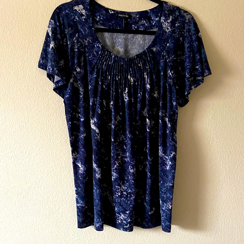 5/$10❤️❤️❤️Daisy Fuentes Navy and White Women's Blouse